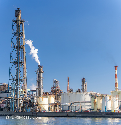 位于日本東京附近的川崎市的化工廠,煙氣來自煙囪